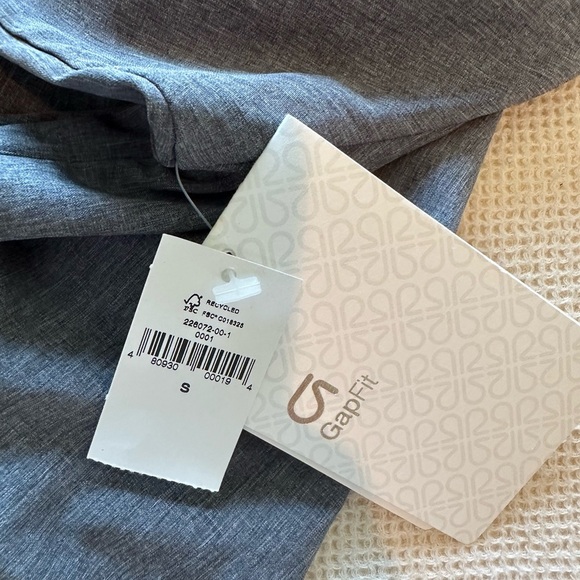 NWT Woman’s Gap Gray Track Jacket/Rain Jacket - Picture 5 of 5